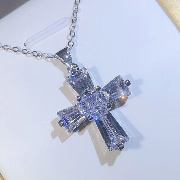 💖Gorgeous Sparkling Cz cross pendant on a 24” Silver Snake chain - Picture 10 of 16